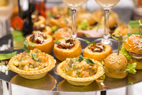 Canapé com ovo de frutos do mar de carne — Fotografia de Stock