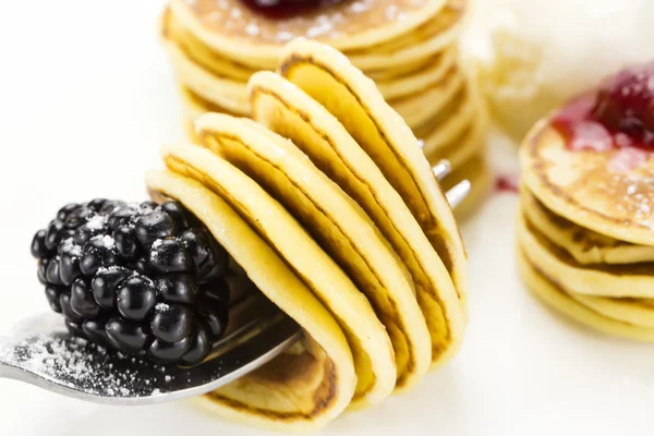 Sweet little pancakes with blackberry jam — Stock Photo, Image