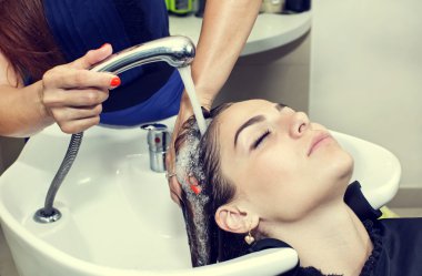 kadının saç modeli yapması