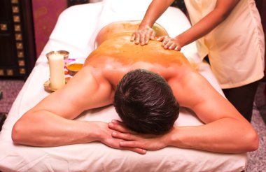 Ayurveda spa tedavisi yapan adam