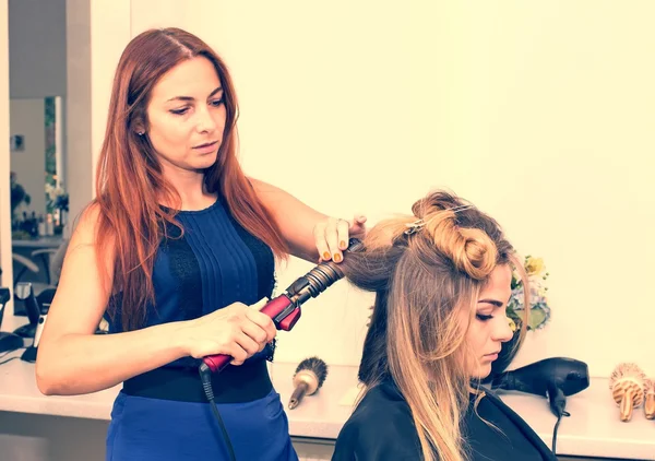 Kobieta robi fryzurę — Zdjęcie stockowe
