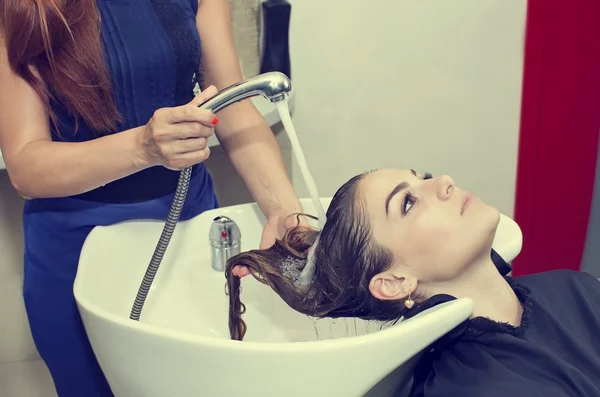 Woman doing hairstyle — Stock Photo, Image