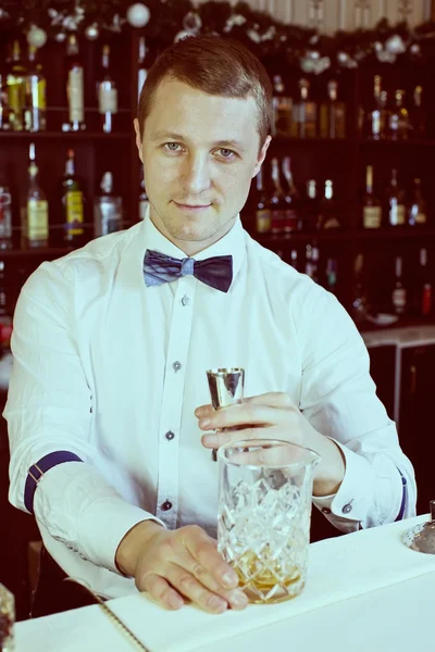 Bartender i nattklubb bar — Stockfoto