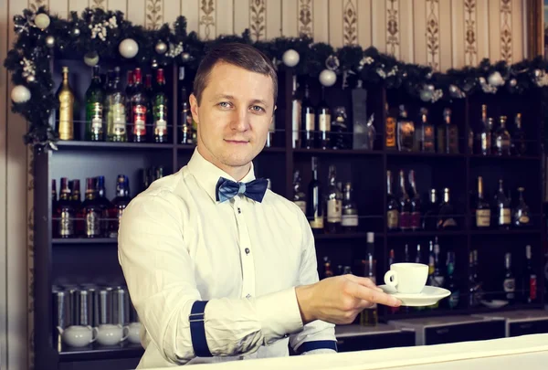 Barman in een nachtclub bar — Stockfoto