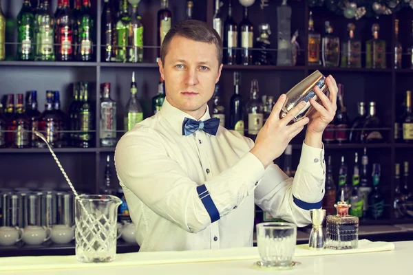 Barman in een nachtclub bar — Stockfoto