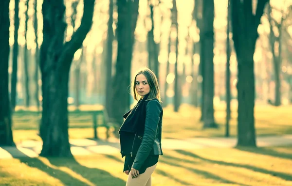 Belle fille dans le parc — Photo