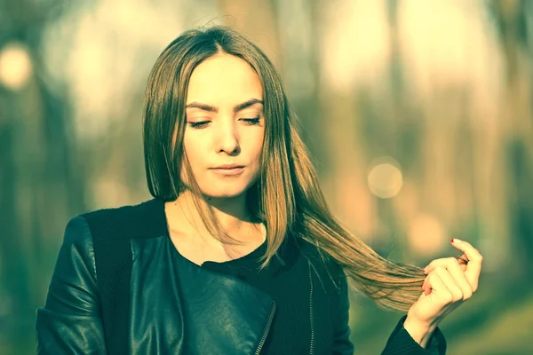 Belle fille dans le parc — Photo