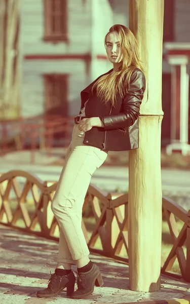 Beautiful girl in park — Stock Photo, Image