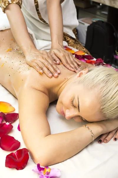 Ragazza su massaggio balinese — Foto Stock