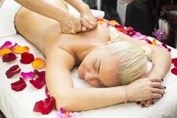 Flicka på balinesisk massage — Stockfoto