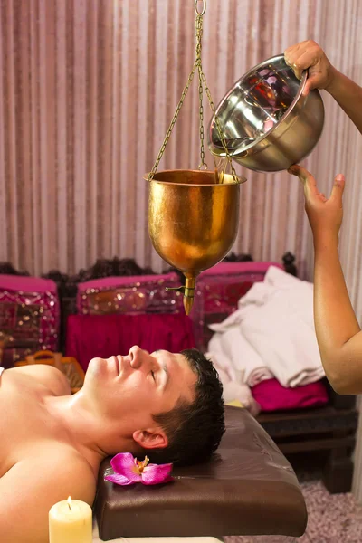 Homme engagé dans un traitement spa ayurvédique — Photo