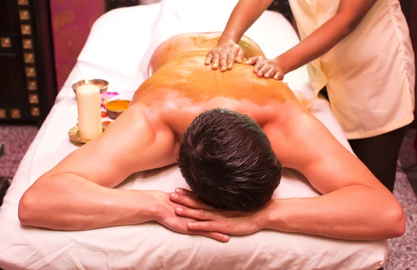 Man engaged in Ayurvedic spa treatment — Stock Photo, Image