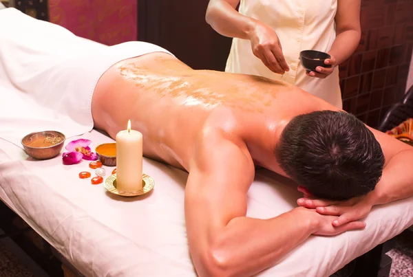 Man engaged in Ayurvedic spa treatment — Stock Photo, Image