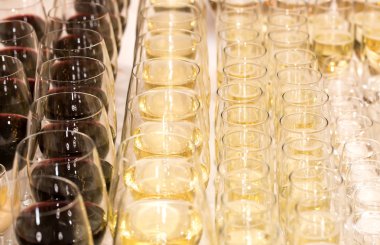 Bardaklarda alkollü içecekler