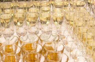 Bardaklarda alkollü içecekler