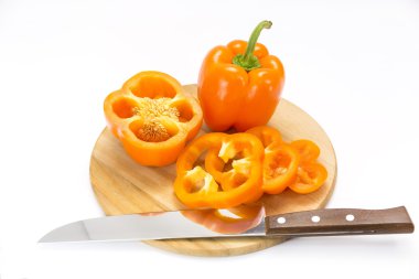 Biber kesme tahtası üzerinde