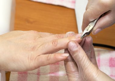 Manikür yapan kadın.