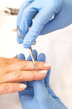 Manikür yapan kadın.