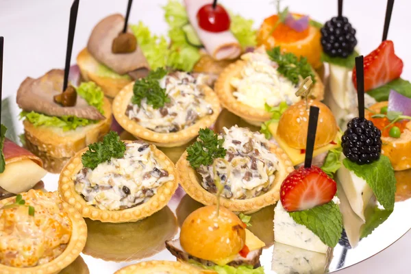 Canape mit Fleisch Meeresfrüchte Ei — Stockfoto