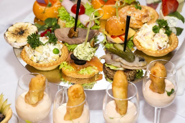 Canapé com ovo de frutos do mar de carne — Fotografia de Stock