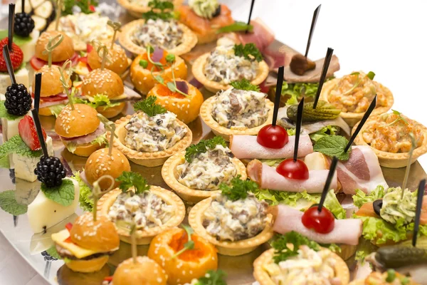 Canape mit Fleisch Meeresfrüchte Ei — Stockfoto