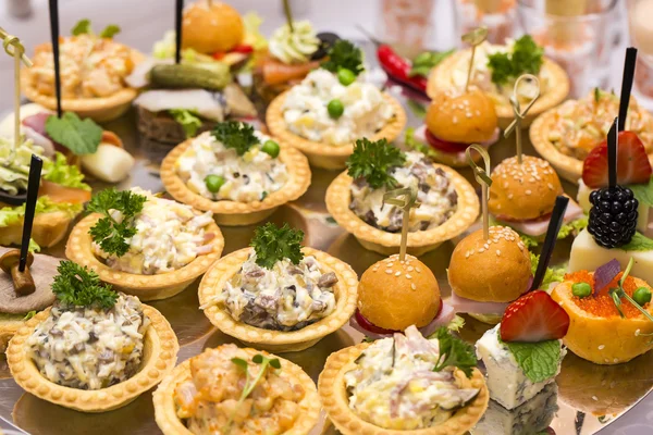 Canape mit Fleisch Meeresfrüchte Ei — Stockfoto