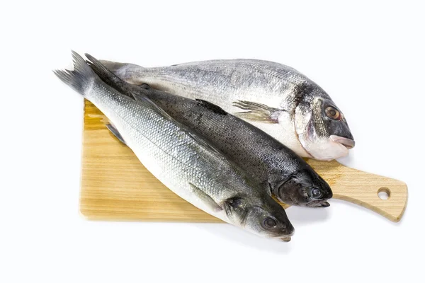 Kesme tahtasındaki çiğ balık — Stok fotoğraf