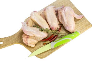 Tavuk kanadı kesme tahtası üzerinde