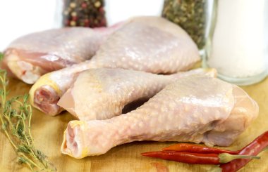 Kesme tahtası üzerinde tavuk budu