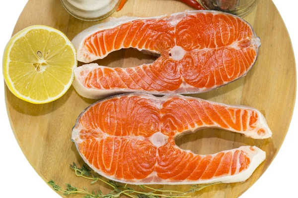 Bistecche di salmone crude con limone — Foto Stock