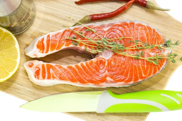 Raw salmon steak with lemon — Stock Photo, Image