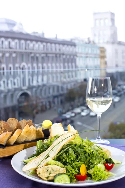 Salat mit Gemüse und Käse — Stockfoto