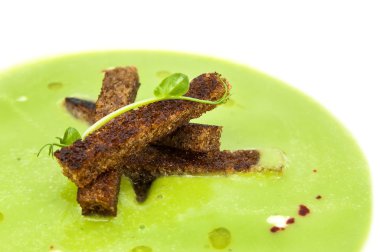 croutons bezelye çorbası