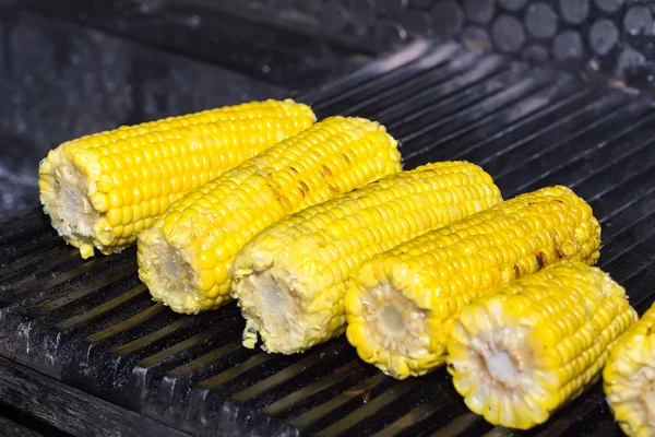 Cooking corn on the grill — Stock Photo, Image