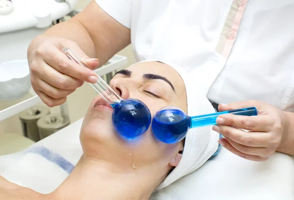Kadın yüz işlemi sırasında — Stok fotoğraf