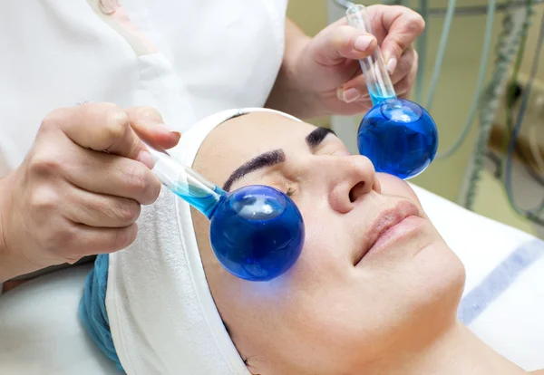 Kadın yüz işlemi sırasında — Stok fotoğraf