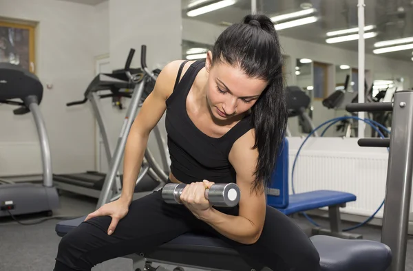 Mujer joven haciendo ejercicio — Foto de Stock