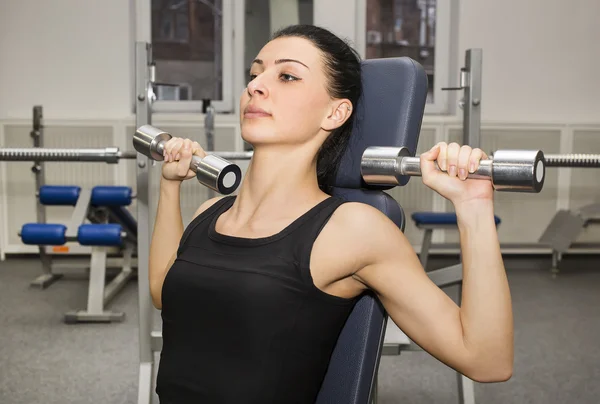 Mujer joven haciendo ejercicio — Foto de Stock