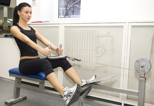 Mujer joven haciendo ejercicio — Foto de Stock