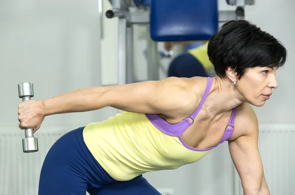 Culturista che esercita in palestra — Foto Stock