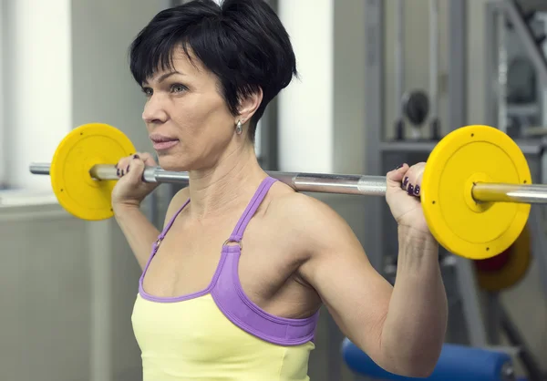 Bodybuilder exercising in gym — Stock Photo, Image