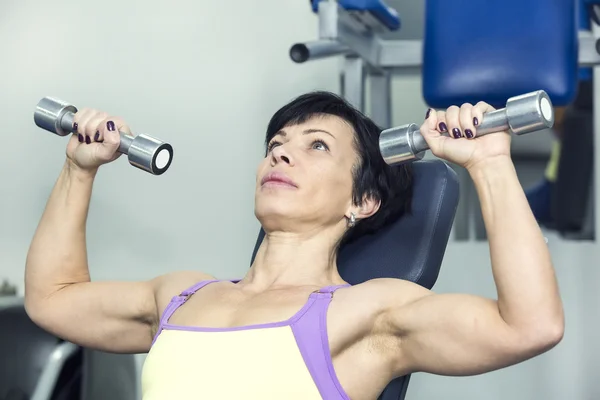 Culturista haciendo ejercicio en el gimnasio — Foto de Stock