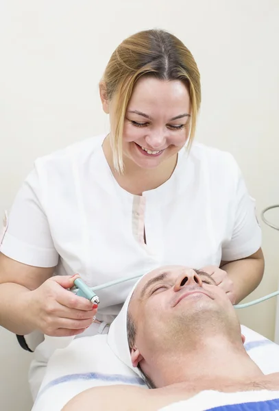 Man in a beauty salon — Stock Photo, Image