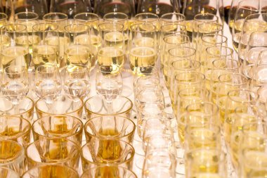 Bardaklarda alkollü içecekler