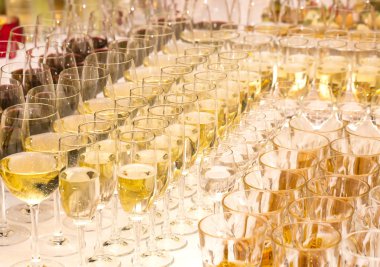 Bardaklarda alkollü içecekler