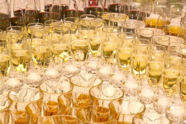 Bardaklarda alkollü içecekler