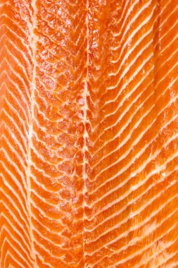 Çiğ somon filetosu.