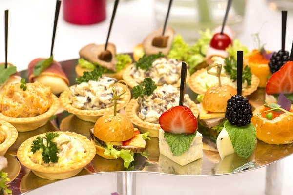 Canapés de queso, carne y mariscos — Foto de Stock