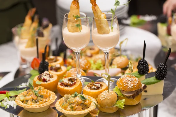 Canapés de fromage, de viande et de fruits de mer — Photo