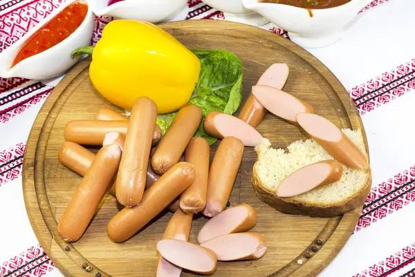 Embutidos en plato de madera — Foto de Stock